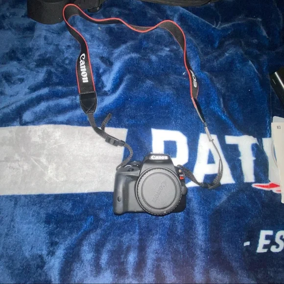 Canon Rebel SL1 kit w/ 24 megapixel, 2 options of the lenses, 2 chargers